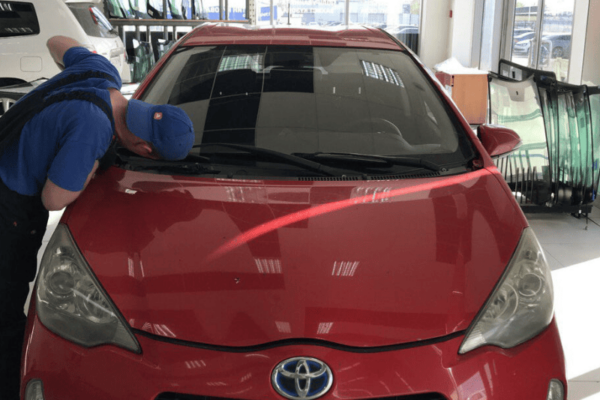 Видалення сколів на склі: поради для водіїв Києва